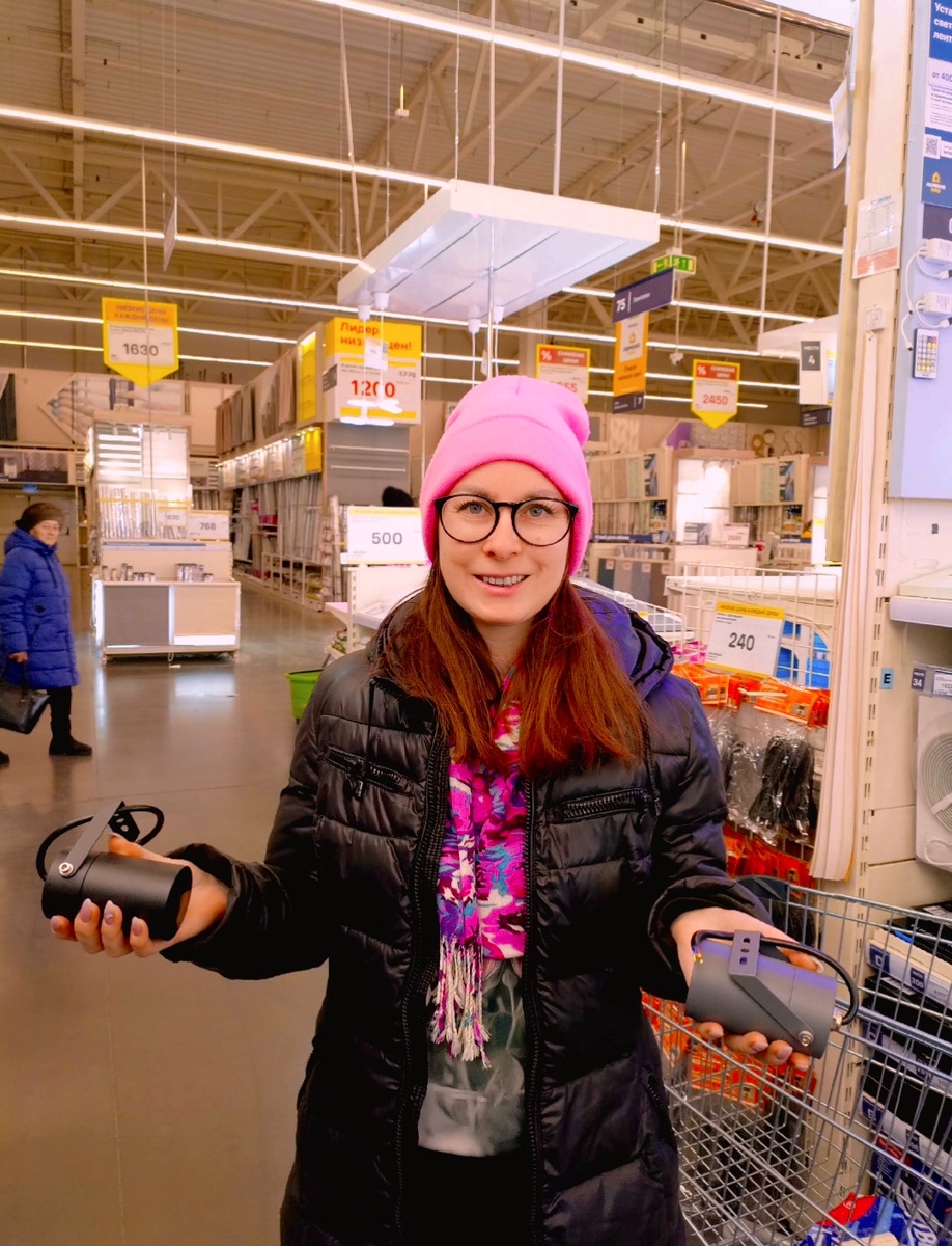 Выбрали серый, потому что крепиться светильники будут на серые металлические столбы. Я, если что, голубичное варенье ела, поэтому зубы синие))