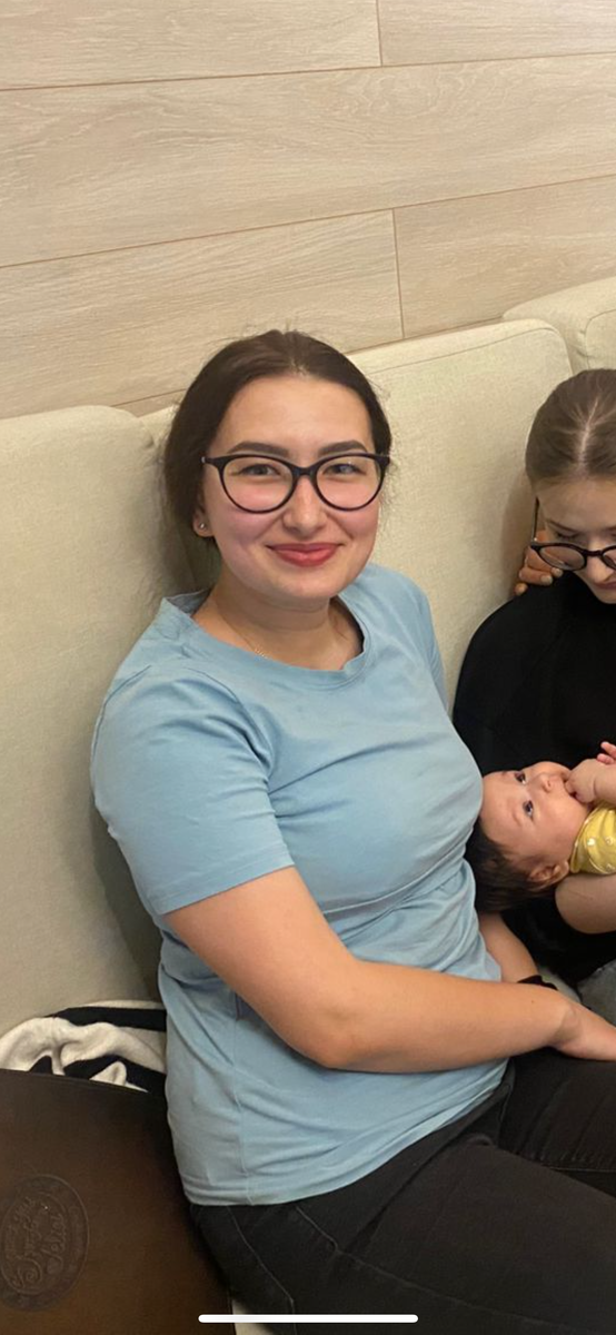 Прячу рукой большой живот