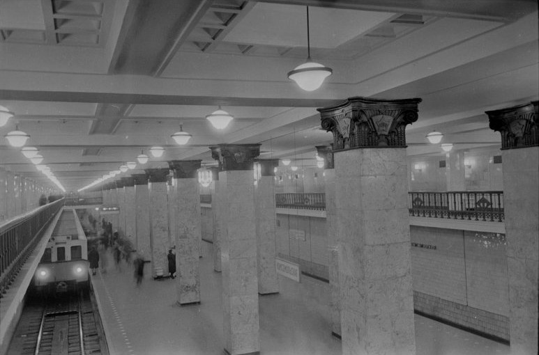 Состав из вагонов В-2 на станции «Комсомольская», 1949 г. Автор фото: В.П. Гребнев