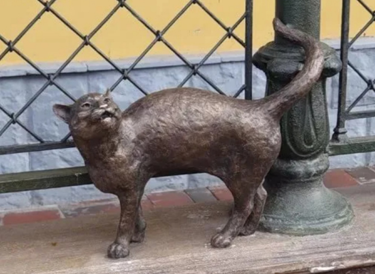 Бронзовая скульптура "Кошка" в Ярославле