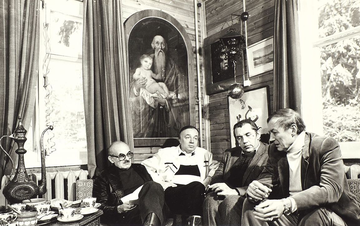 На даче в Переделкино: Булат Окуджава,  Андрей Вознесенский, Роберт Рождественский, Евгений Евтушенко