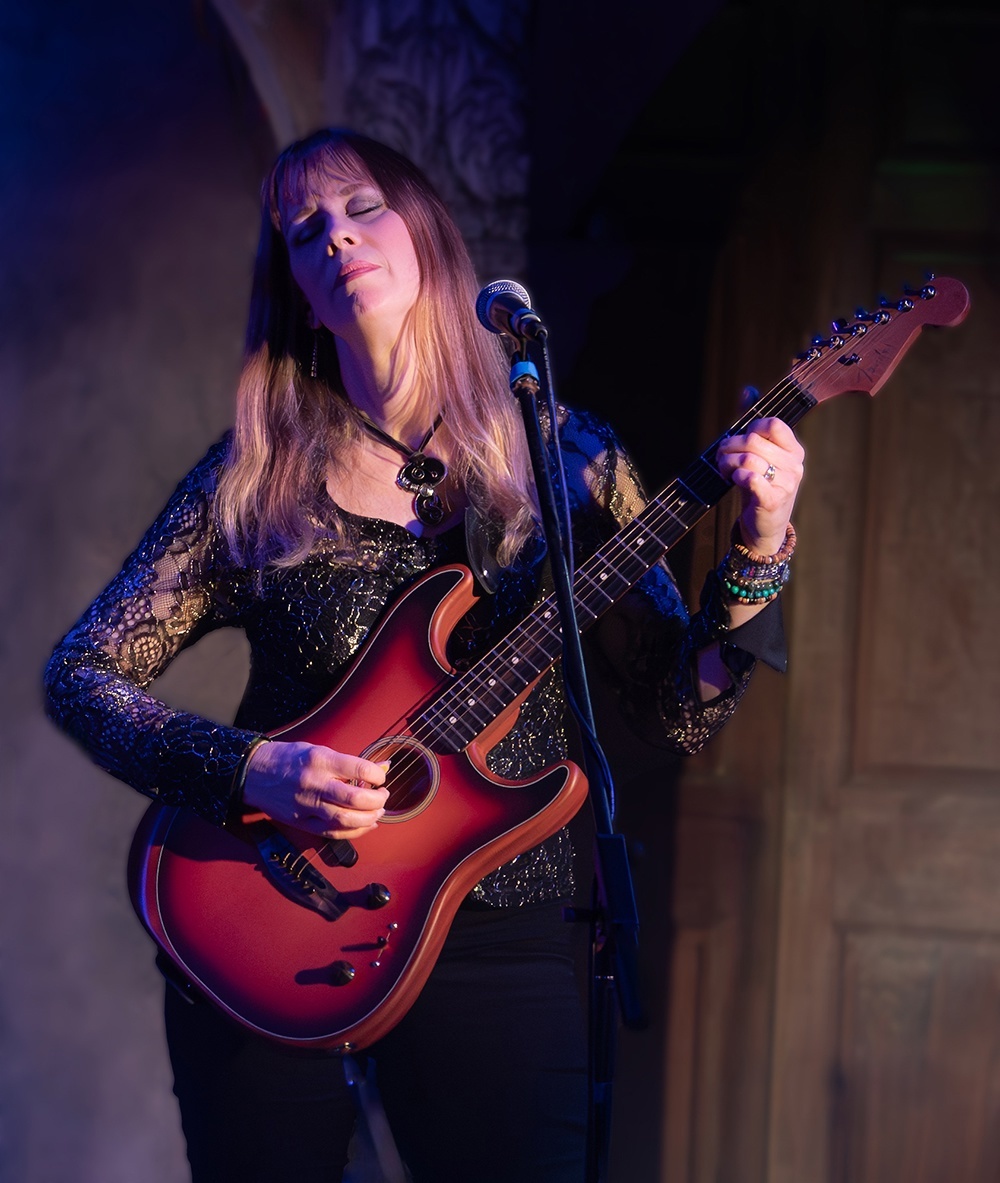 Аманда на гитаре