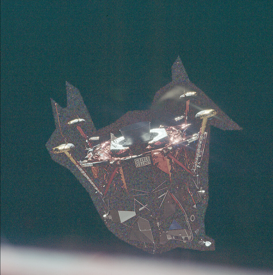 Маска вокруг лунного модуля - следы монтажа