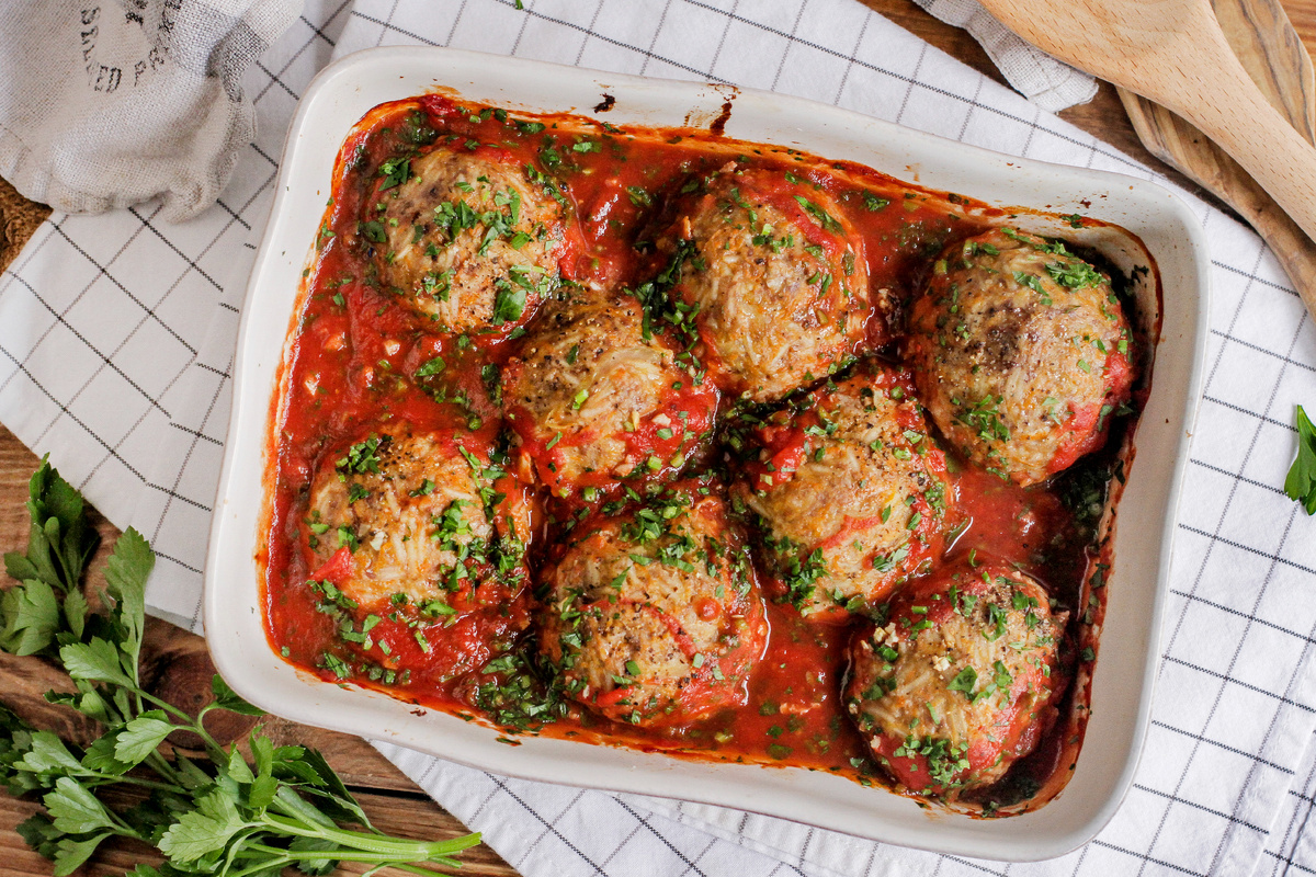 Мясные ёжики, запеченные в томатном соусе