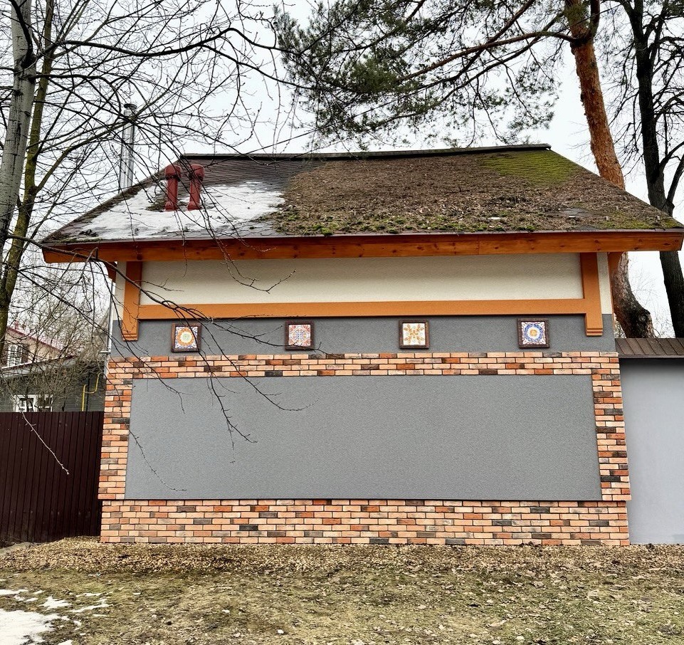 Крыша жилого дома в Подмосковье. Мох на мягкой кровле. Источник: gumibo.pro