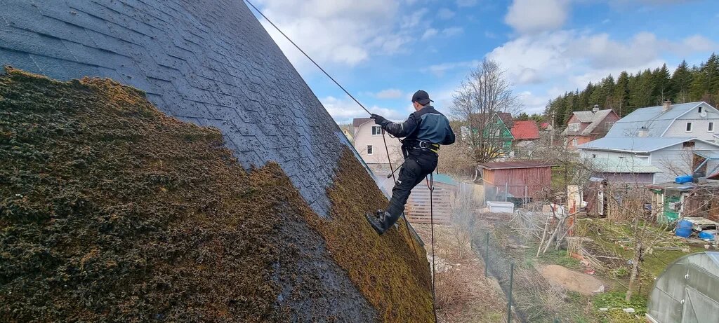 Чистка мха на мягкой кровле. Источник: интернет ресурсы, автор не известен.