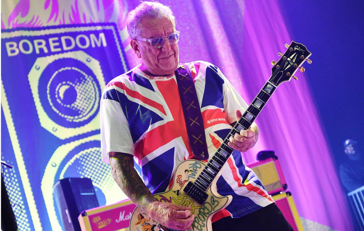 Стив Джонс из группы Sex Pistols выступает в O2 Forum Kentish Town 26 сентября 2024 года в Лондоне, Англия. (Фото: Джим Дайсон/Getty Images)