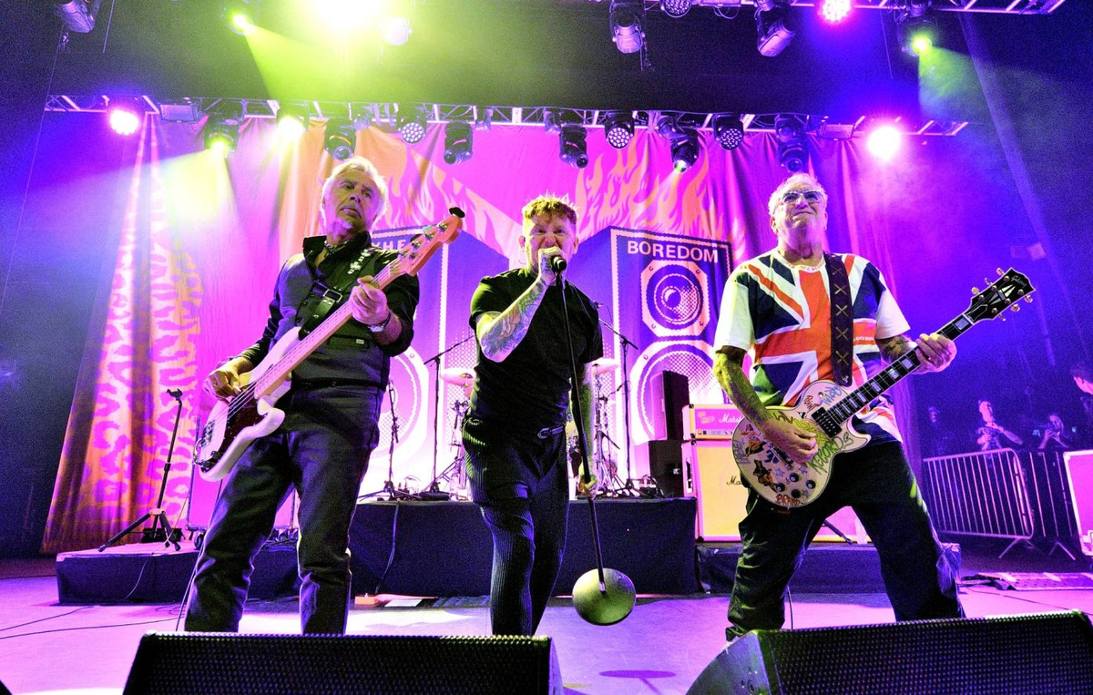 Группа Sex Pistols Глен Мэтлок, Фрэнк Картер и Стив Джонс выступают на сцене O2 Forum Kentish Town 26 сентября 2024 года в Лондоне, Англия. (Фото: Gus Stewart/Redferns)
