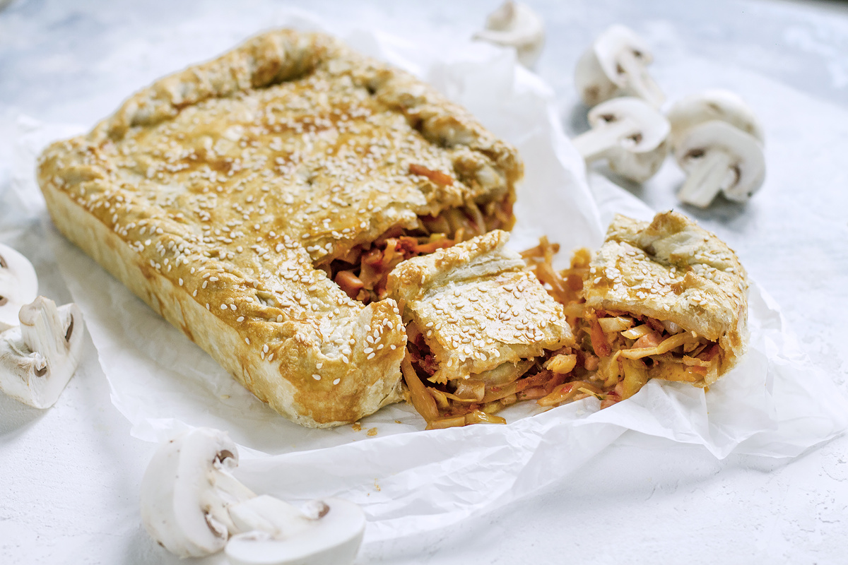 
Хрустящий пирог из слоёного теста с индейкой, капустой специями Хмели Сунели