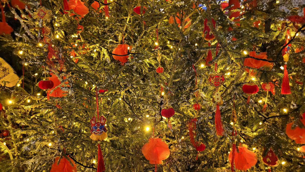 Украшения на елках. Фото автора.