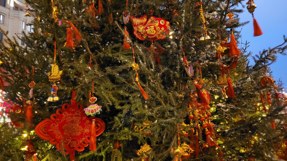 Украшения на елках. Фото автора.