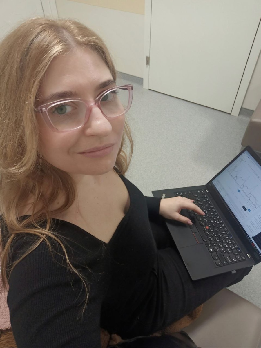 Работаю прямо в клинике.)