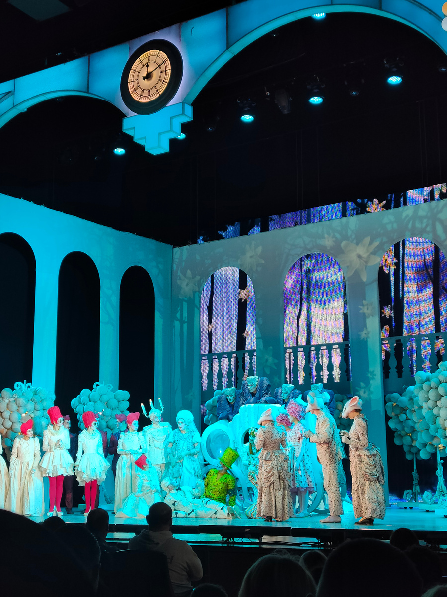 Рядом с Королем справа Фея. Фото автора.