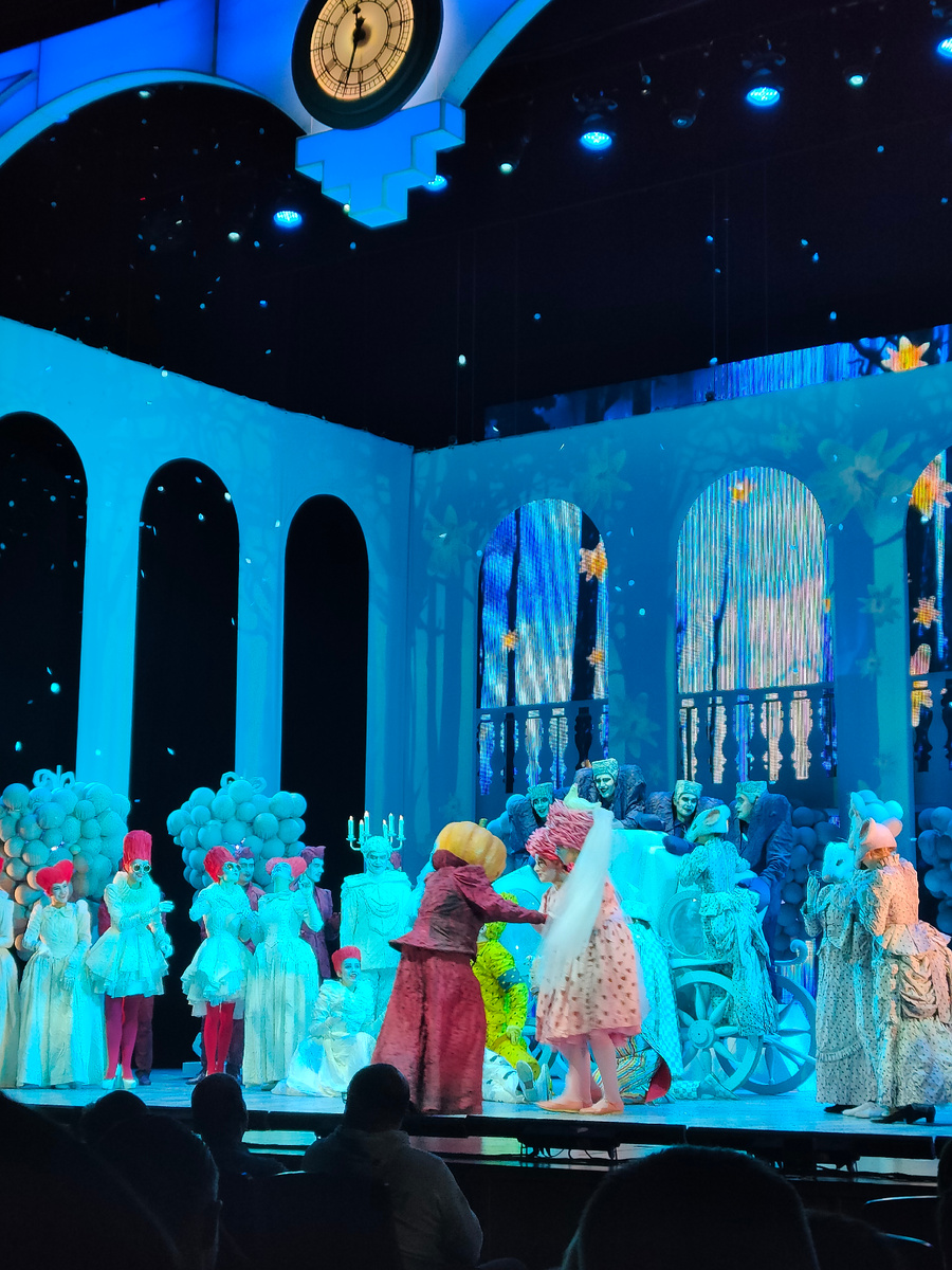 Мачеха с тыквой на голове. Она заслуживает. Фото автора.