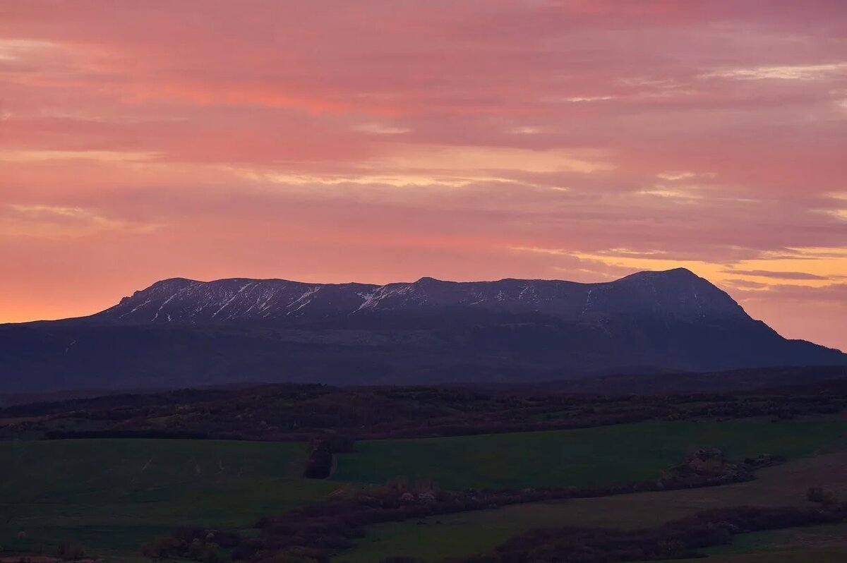 Величественный горный массив Чатырдаг на закате