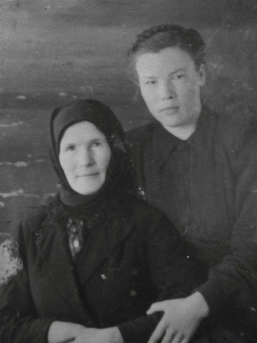 Моя бабушка Прасковья со своей дочерью Валей