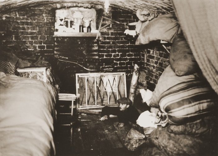 Внутренняя часть бункера в Варшавском гетто.