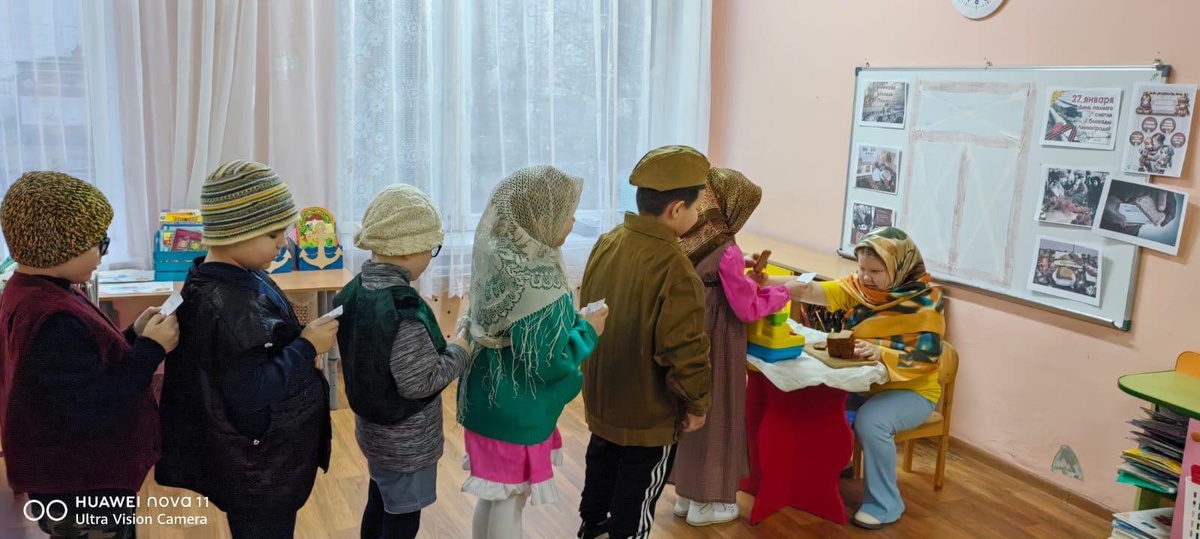 Это дошкольники изображают очередь за хлебом с игрушечными продуктовыми карточками. Фото с оф.страницы детсада №13 в Тульской области