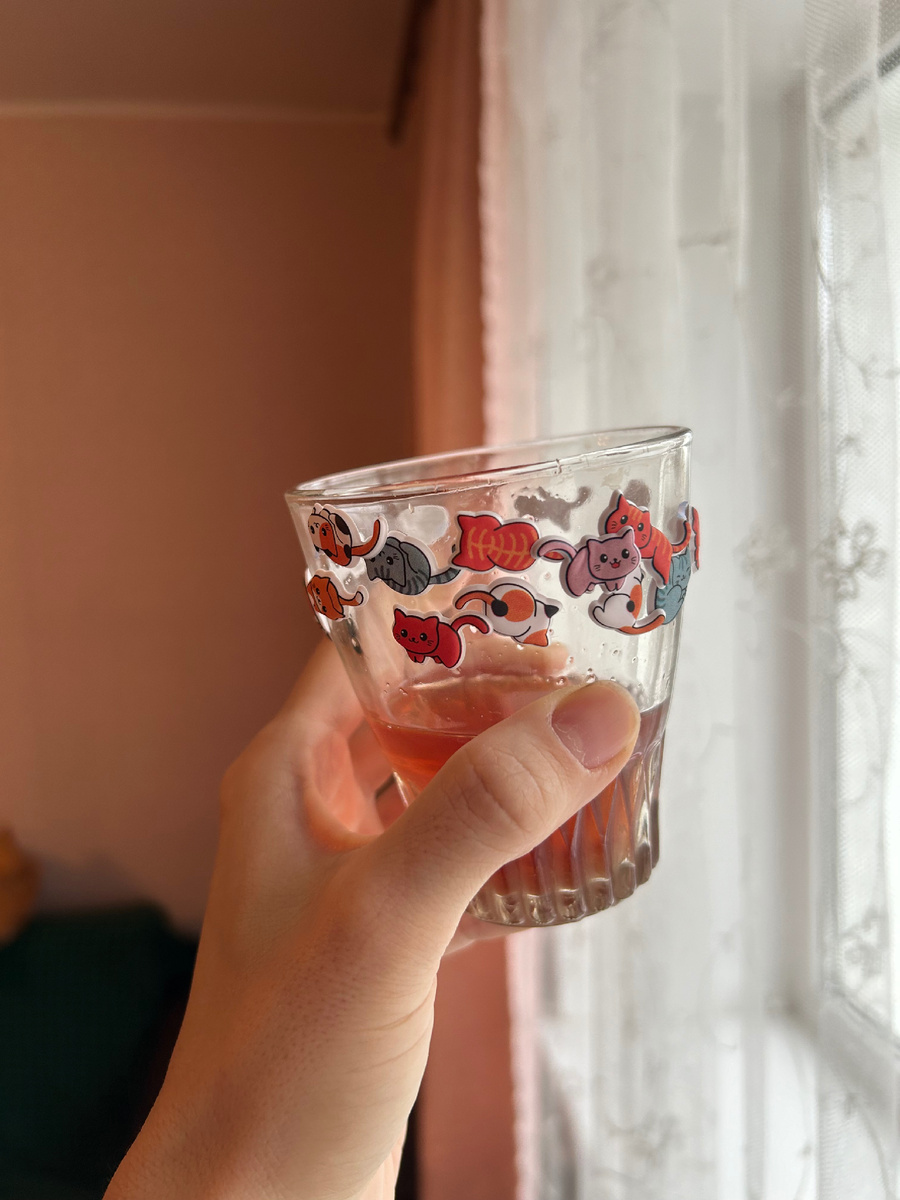 Саша облепила стакан наклейками, очень красиво! Даже не представляю как она до такого додумалась))
