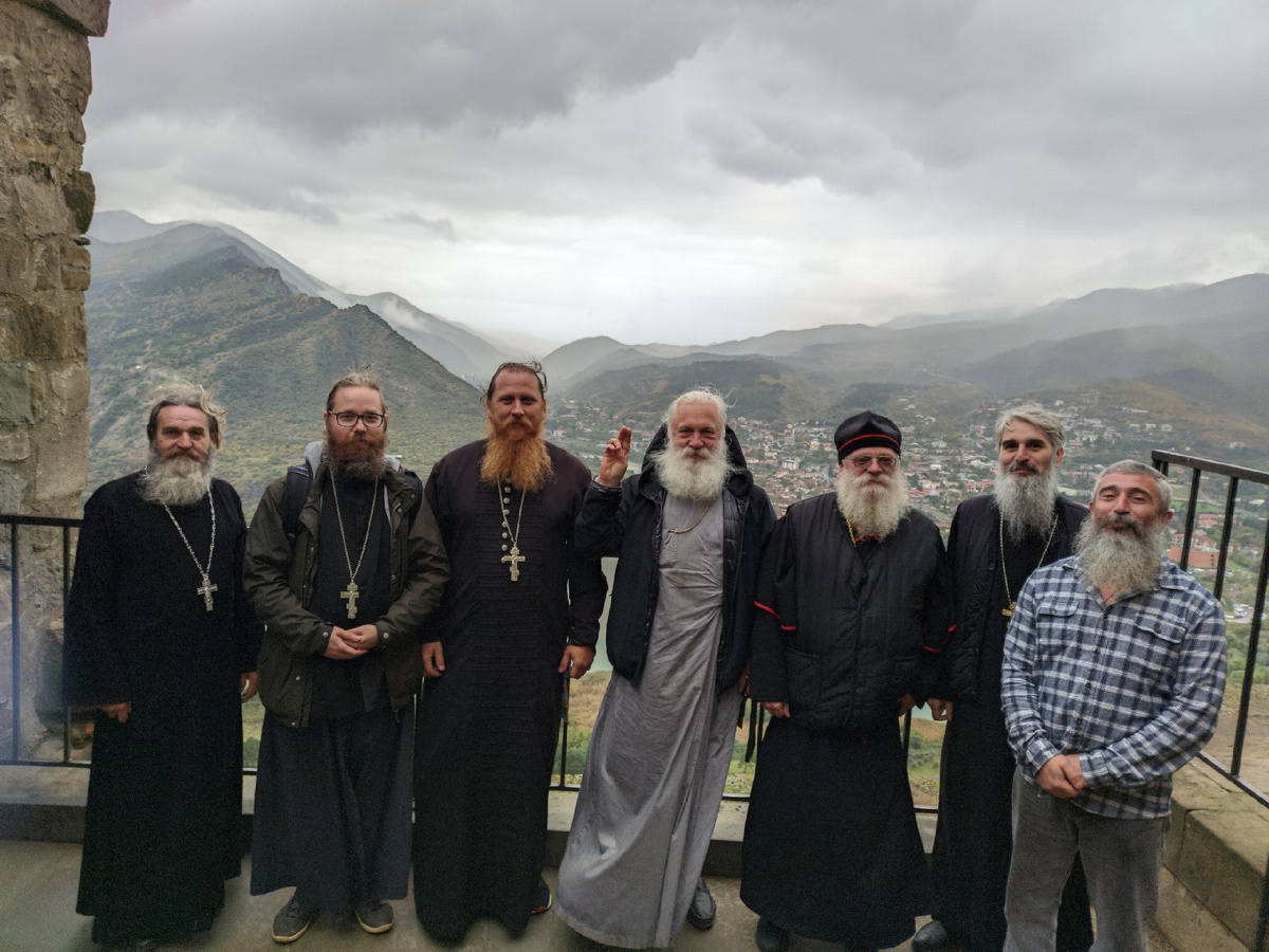 В центре - Святейший Древлеправославный Патриарх Александр с архипастырским визитом в Грузии. Справа от него - Архиепископ Грузинской Древлеправославной Церкви Павел.