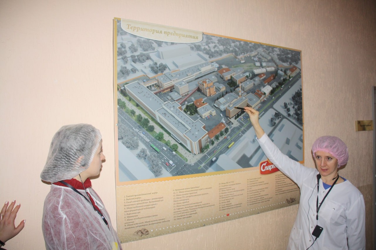 Экскурсовод рассказывает о предприятии и его истории. Фото из экскурсии работников Гомсельмаша.