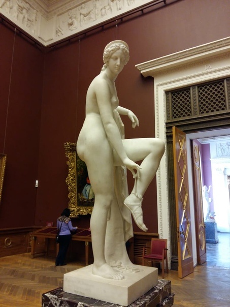 Скульптура «Венера, снимающая сандалию», 1852г. Автор И.П. Витали. Русский музей