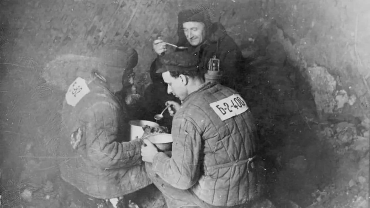 Заключенные обедают в лагере. Архивное фото