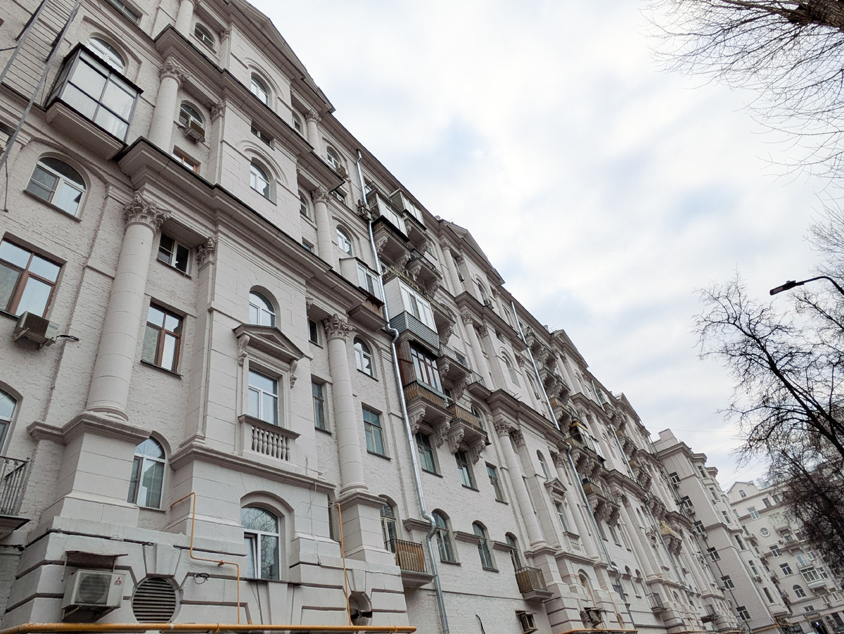 Тот самый дом, где жил Брежнев. Фото Елены Красновой