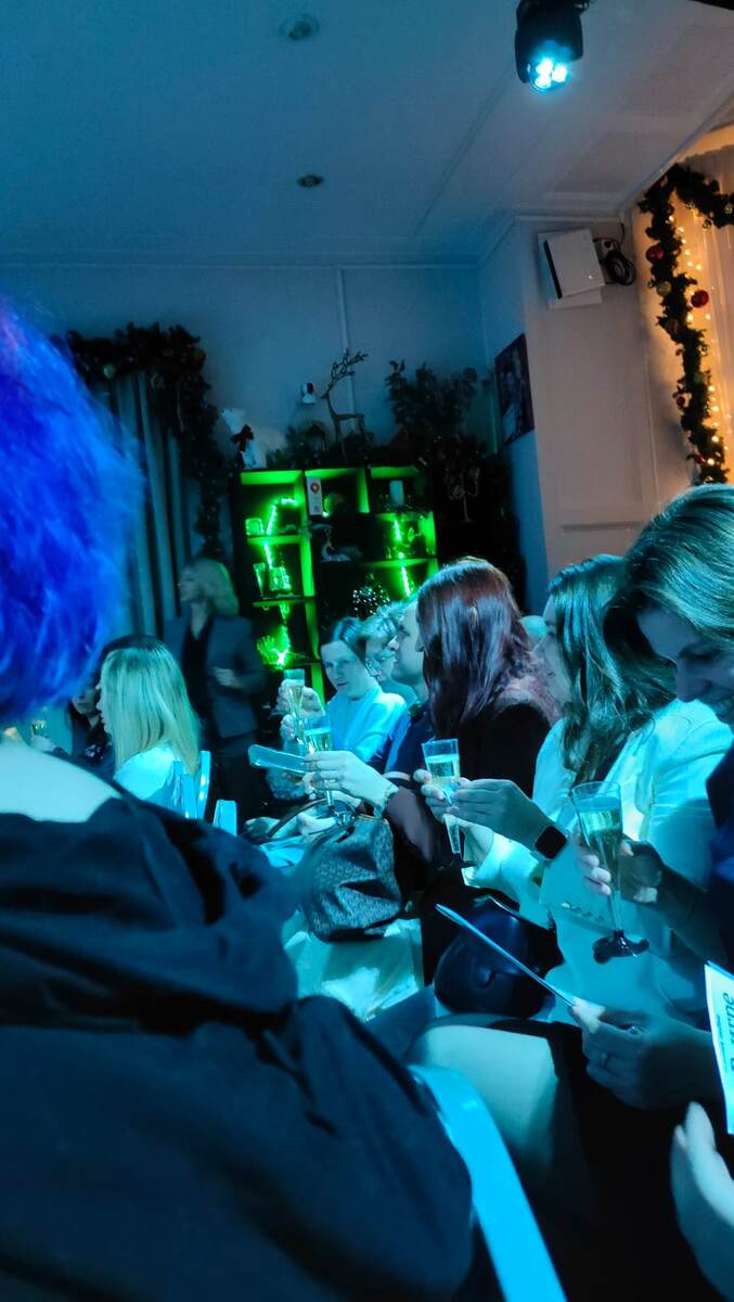 Перед началом спектакля угостили игристым