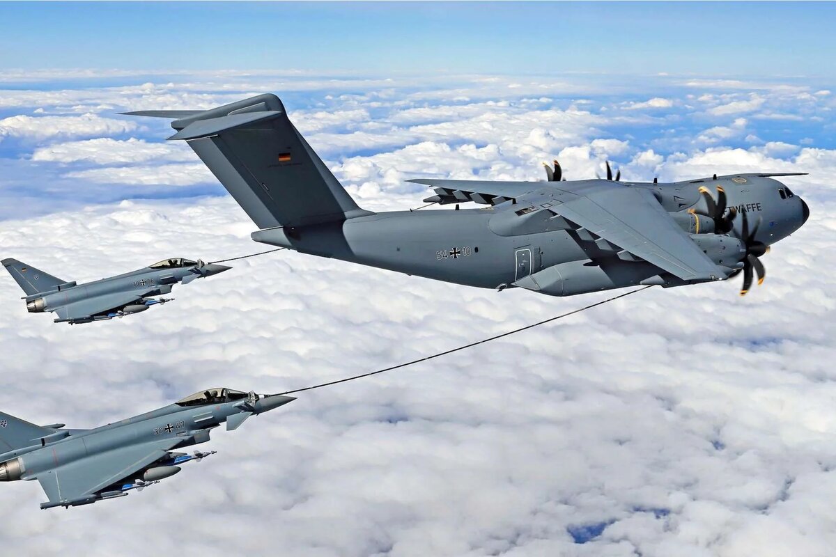 Самолет A400M AAR заправляет два истребителя Eurofighter . Фото: Бундесвер