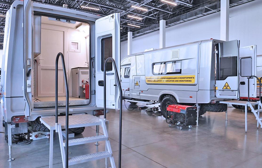 На фото: отечественные мобильные лаборатории индикации и мониторинга на шасси полноприводных российских автомобилей ГАЗ
