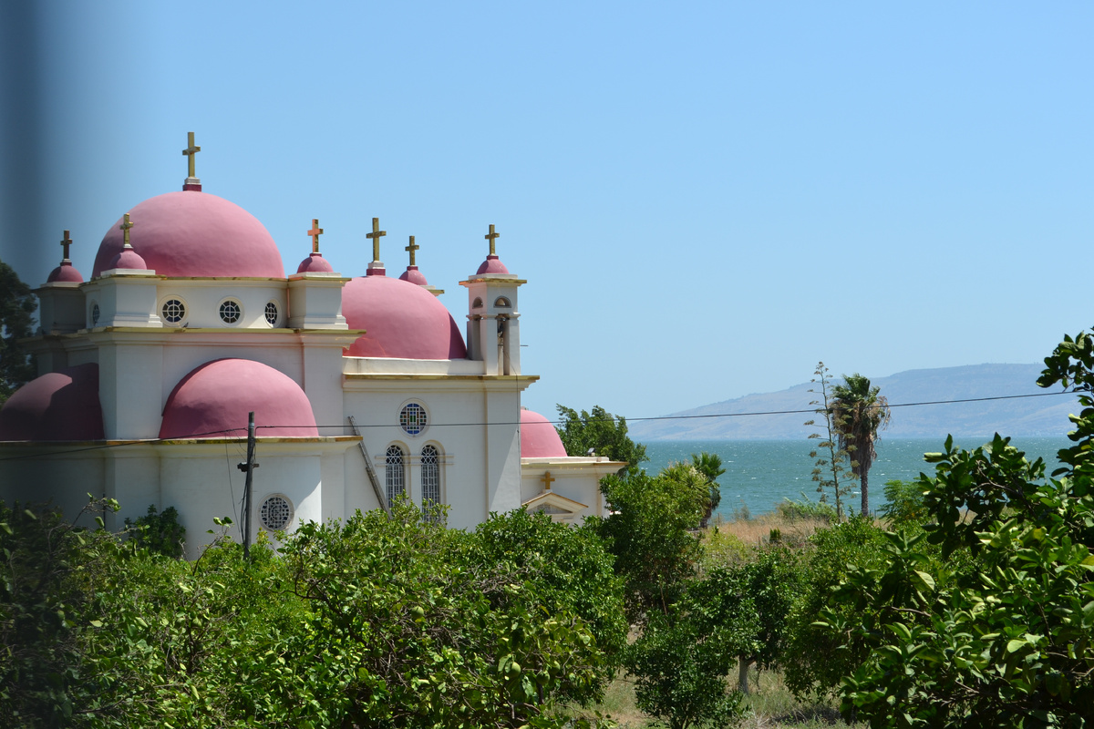 Христианский храм на берегу Галилейского моря