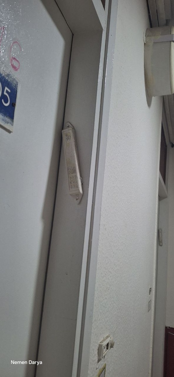 Мезуза при входе в квартиру в Мерказ Клите. Фото автора. Листайте галерею