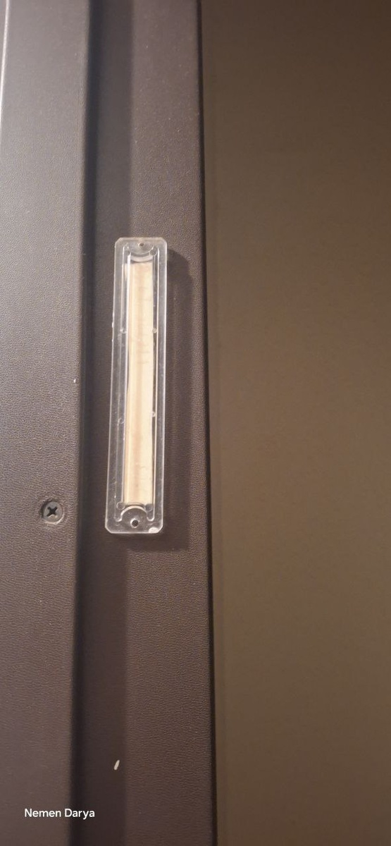 Мезуза при входе в квартиру в Мерказ Клите. Фото автора.