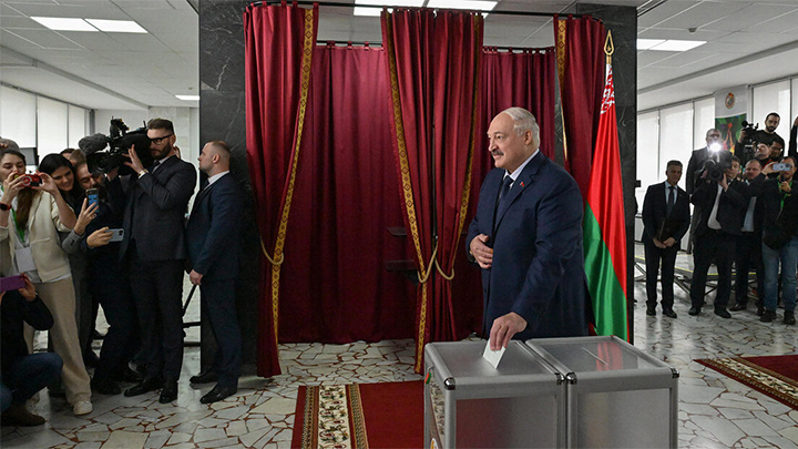    Александр Григорьевич проголосовал на выборах - конечно, за Лукашенко. Фото: President.gov.by