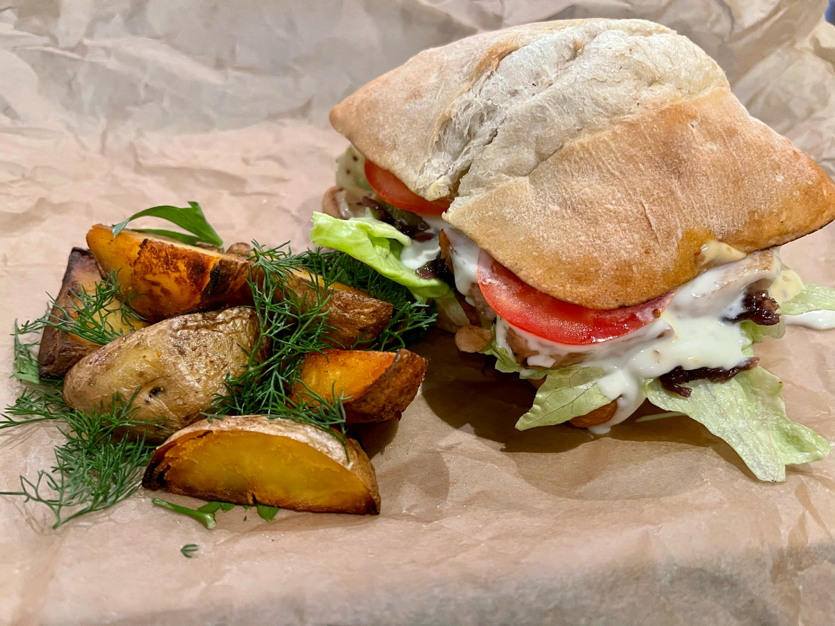 Гамбургер" или "чизбургер" с чиабатой и террином с сырным соусом.