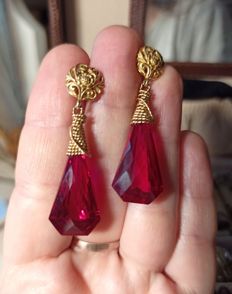 Серьги с синтетическим корундом. Когда-то делала для своей бабушки из того, что удалось "добыть". Авторская сборка. 