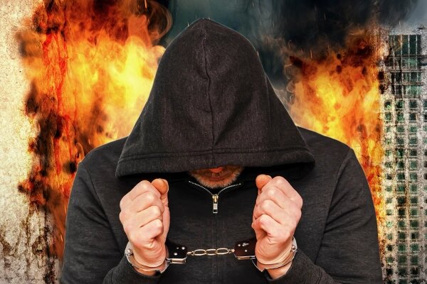 Суд отправил под арест двух украинских боевиков, издевавшихся над курянами. Обложка © Коллаж © Life.ru, фото © Shutterstock / FOTODOM / leolintang, Anelo