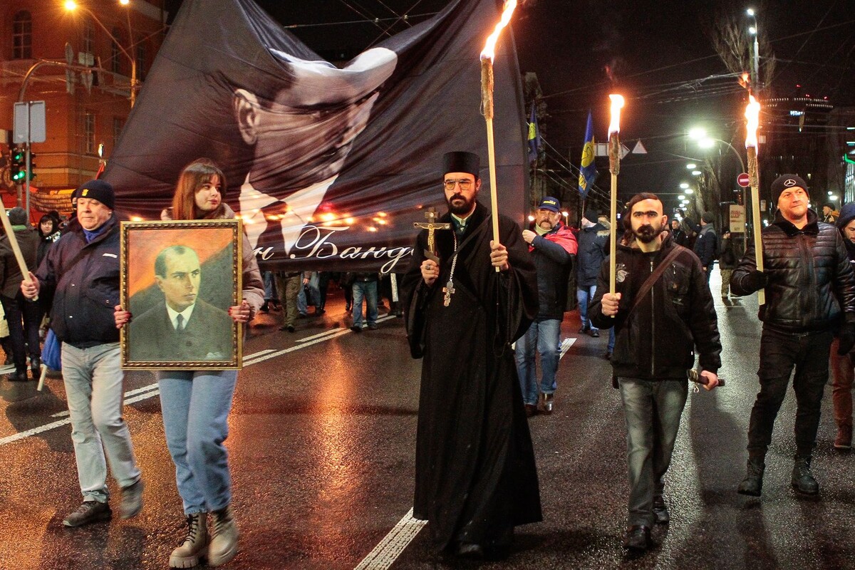    Представители националистических организаций, а также сторонники Степана Бандеры во время факельного шествия в Киеве / Источник: © Анна Марченко/ТАСС