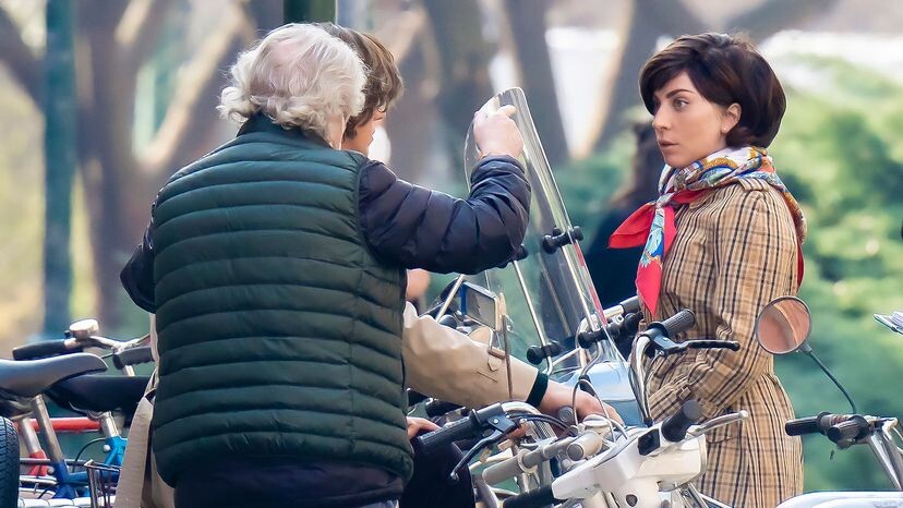 Ридли Скотт (спиной к камере) руководит съемками фильма «Дом Гуччи» с Леди Гагой