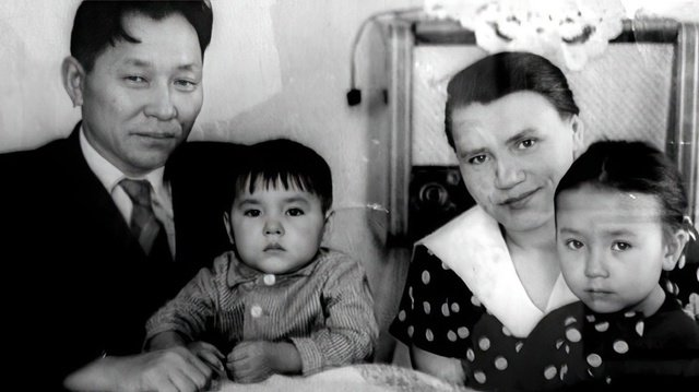 Сергей Шойгу с родителями и старшей сестрой.