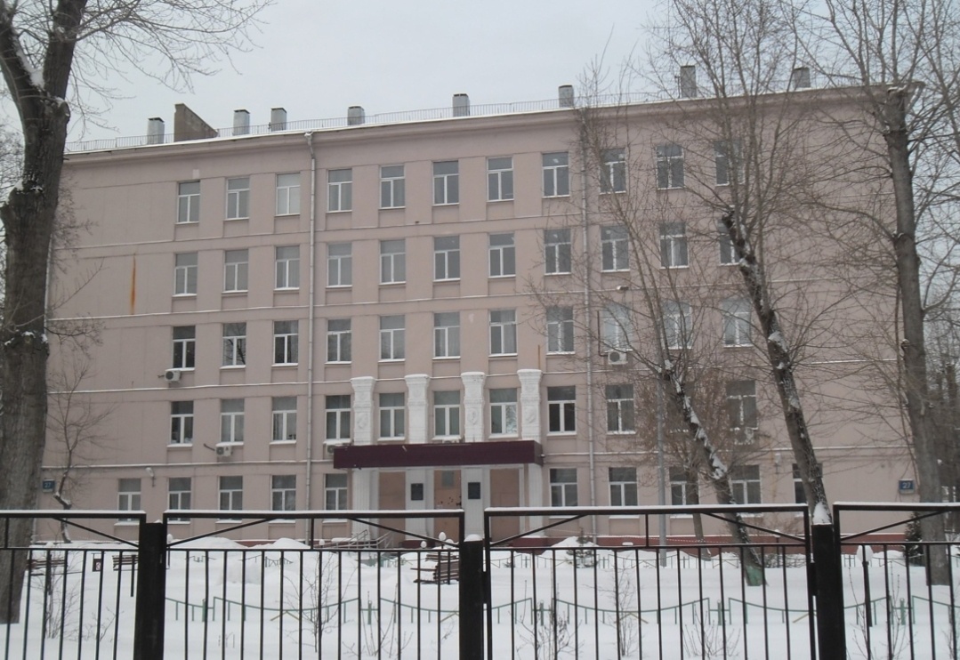 МЮ сталинской постройки, с пилонами и скатной крышей. Фото - СТА