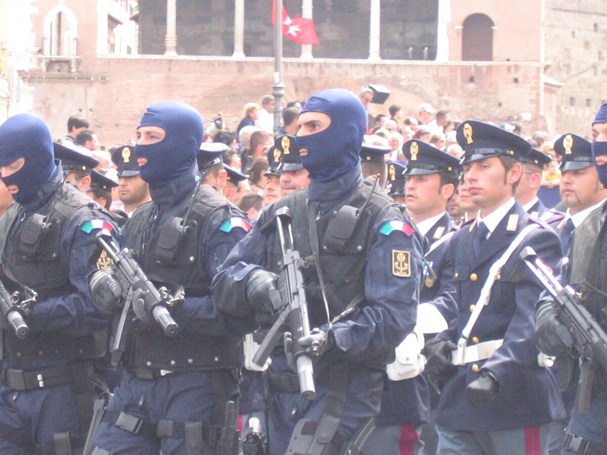 Итальянские полицейские спецназовцы (в балаклавах) на параде