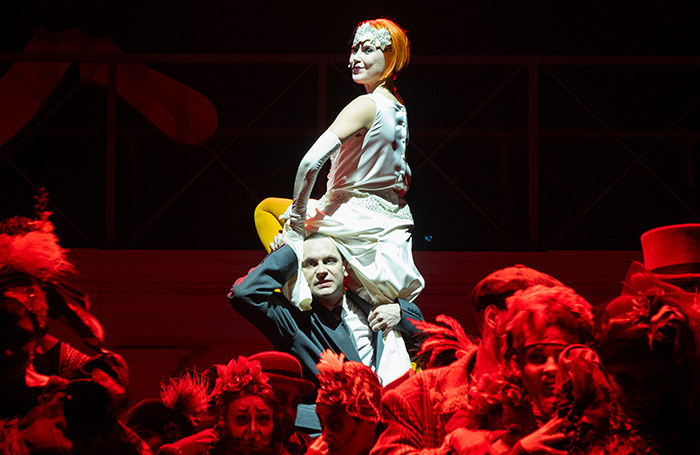    Сцена из спектакля «Щастье».Елена Лапина