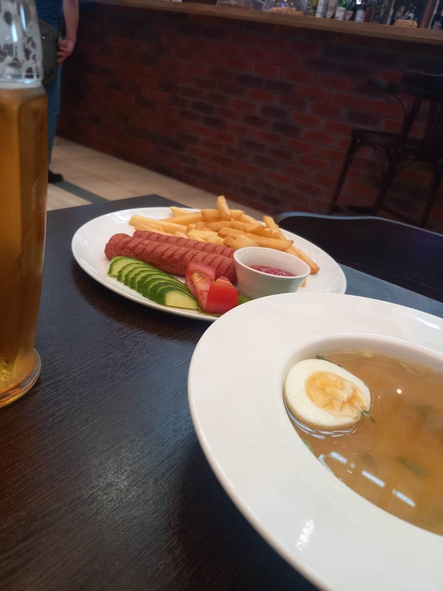 Бульон и пара сосисек - 1000 рублей. Подогрев блюд не предусмотрен. 