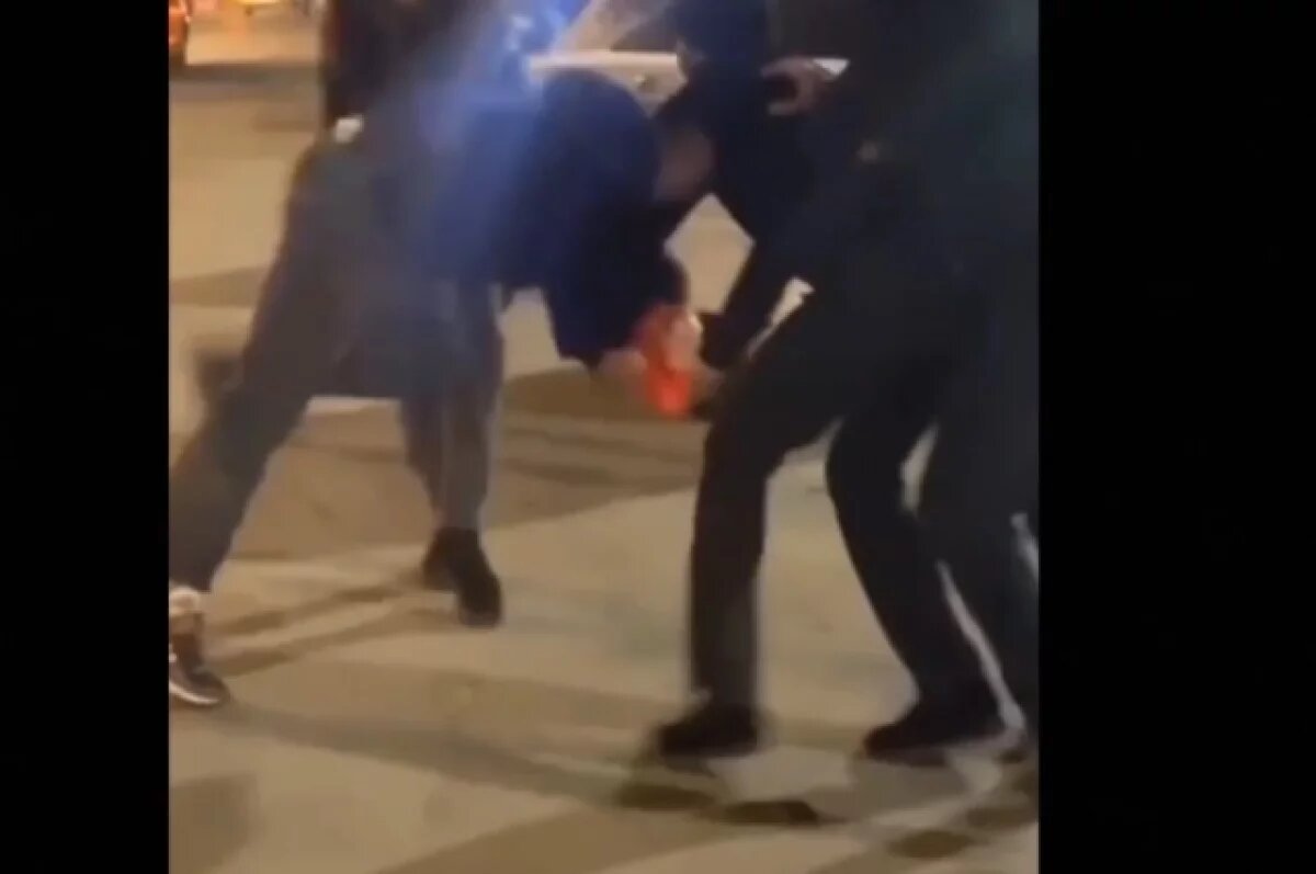    Девушка смогла записать на видео только часть, как иностранные граждане бьют парня