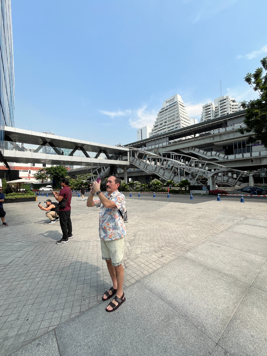 На заднем плане платформа наземного метро