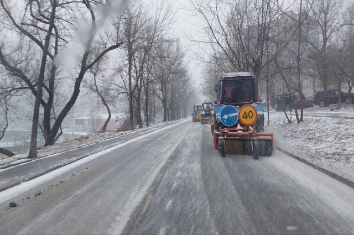    Дорожные службы приступили к расчистке дорог.
