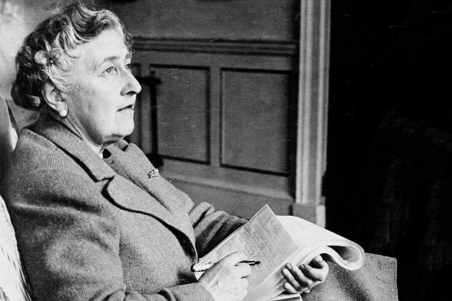 Агата Кристи работает.