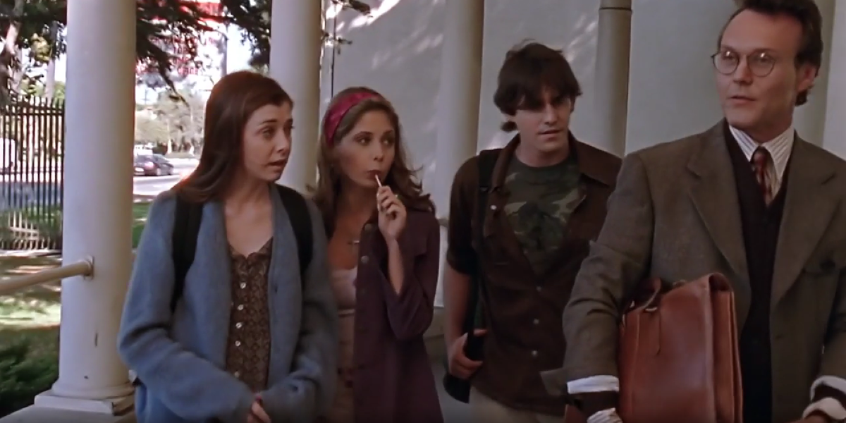 Уиллоу, Баффи, Ксандр и Джайлз. Кадр из сериала - 1 сезон 2 серия.